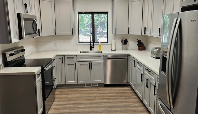 Cozy 4-bedroom cabin with AC and WiFi in charming Arnold in Arnold