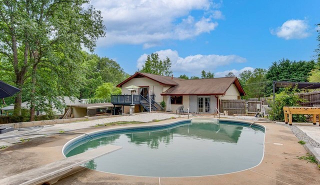 Cozy and quiet 3-bedroom house in the delightful Douglasville area.