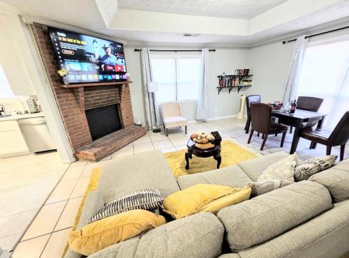 Cozy Atlanta home, near Airport, WiFi, Parking & EV