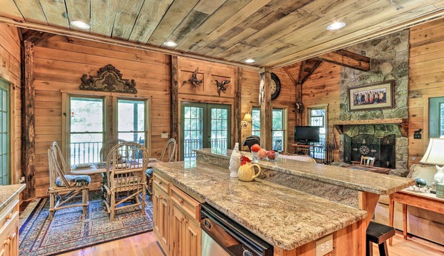 Cozy Brasstown Cabin: Deck, Grill + Kayaks! in Brasstown