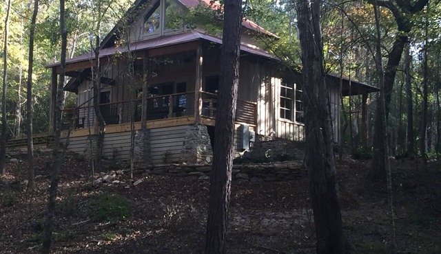 Cozy cabin 2 miles from Auburn's campus. 2 bdrm + loft. Sleeps 6.