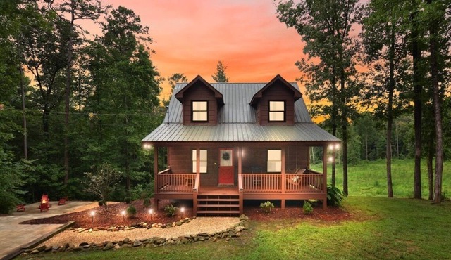 Cozy Cabin Nestled in the Midst of Wineries & Apple Houses w/Hot Tub & Fire Pit!