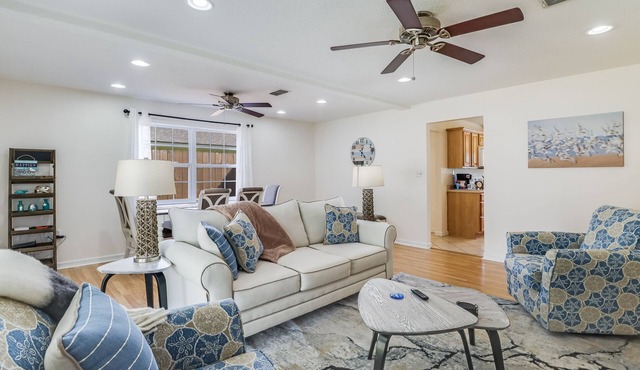 Cozy Cottage Near Beach Sleeps 9