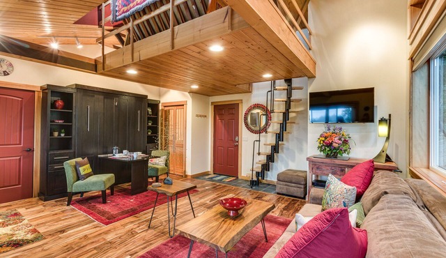 Cozy cottage nestled along Chuckanut trails close to Fairhaven/Larrabee St. Park