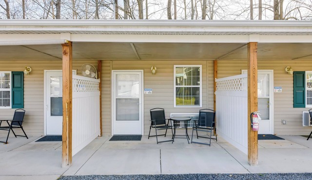 Cozy Couple’s Getaway Near Cataloochee Ski Area!