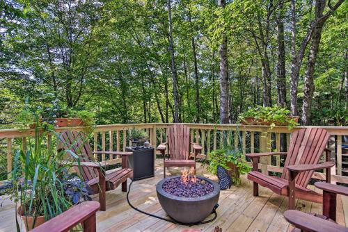 Cozy Hideaway w/Grill, 17 Mi to Asheville in Black Mountain