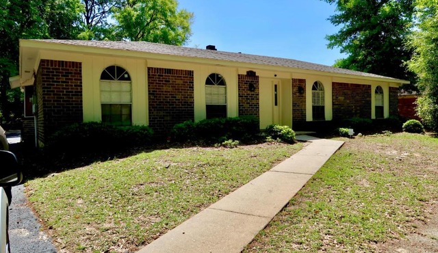 Cozy Home nestled in quite West Mobile Alabama