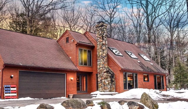 Cozy Impressive Group Cabin with Game Room, Jacuzzi and Fire Pit in New Hampshire in Conway