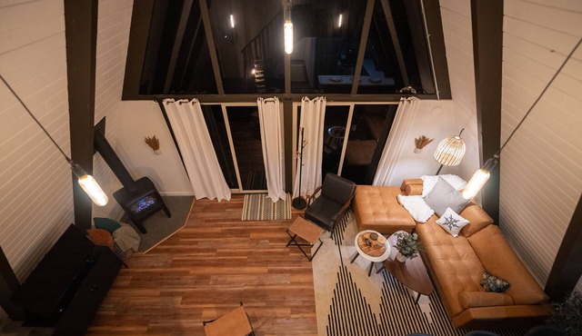 Cozy Mid Century A- Frame Cabin Romantic + Hot tub
