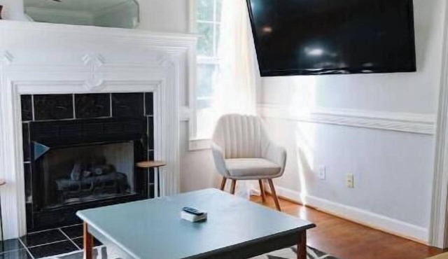 Cozy Midtown Mobile Home; Fireplace & Pet-Friendly