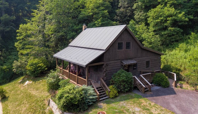 Cozy Mountain Cottage - Relax in picturesque Northwest Watauga County! in Vilas