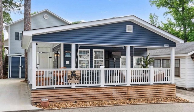 Cozy OL Retreat, Short Walk to Beach & Outdoor TV in Myrtle Beach