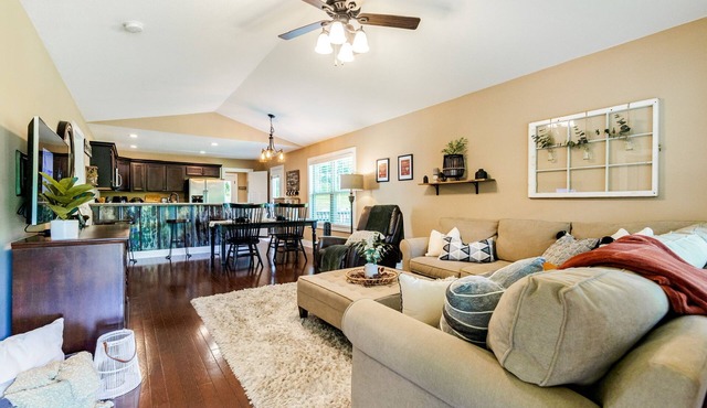 Cozy Pet Friendly Summer Retreat, Mountain View Fire Pit Good Location near AVL in Swannanoa