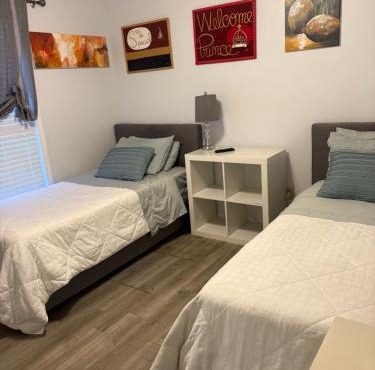 Cozy Room w 2 Twin Beds Shared Bath Park