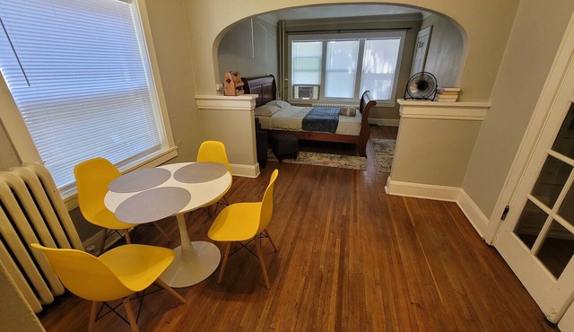 Cozy Studio Apt on Green Line by Hamline University and University Of Minnesota!