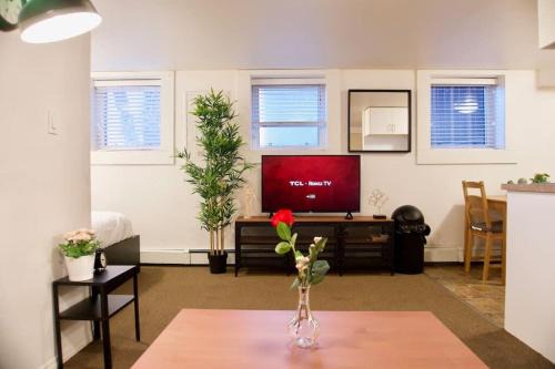 Cozy Studio Downtown Parking Coffee Location in Moose Jaw