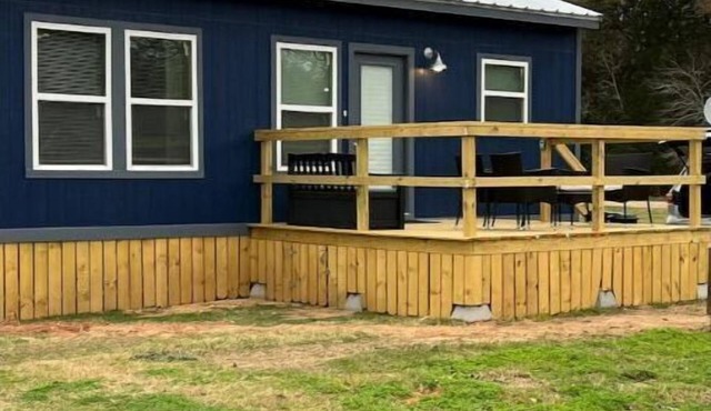 Cozy tiny house on a farm with a large deck to watch the sunrise and sunset.! in Brenham