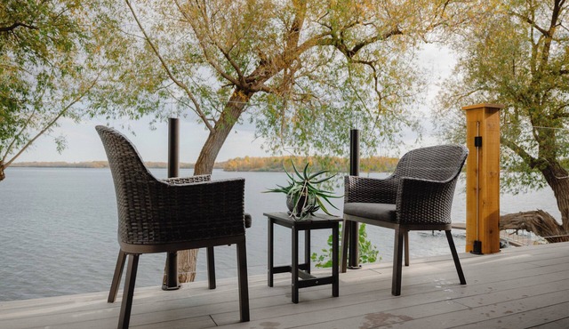 Cozy, Waterfront, Dock, Fire pit, boat launch, gourmet kitchen, BBQ, fruit trees in Cornwall