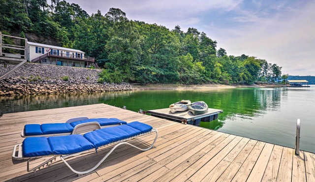 Cranes Nest - Huge dock with two kayaks for the guest's use!