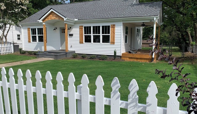 Cute & Cozy 2 Bdrm Getaway Close to Downtown