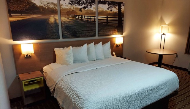 Days Inn & Suites by Wyndham Huntsville