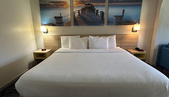 Days Inn & Suites by Wyndham Stockbridge South Atlanta