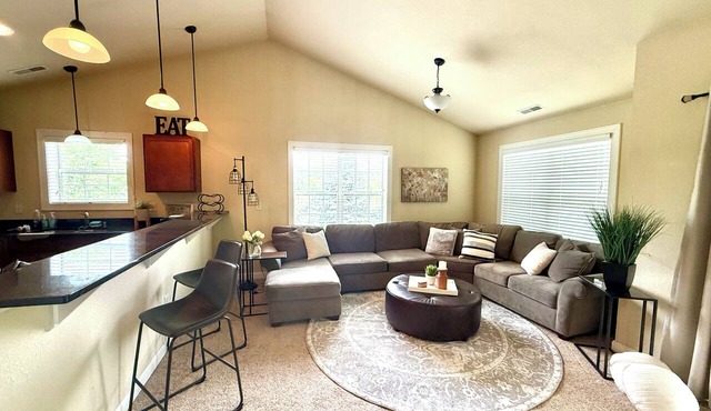 Delafield Lake Country 2BDR private garage entry + deck, walkable area near lake in Delafield
