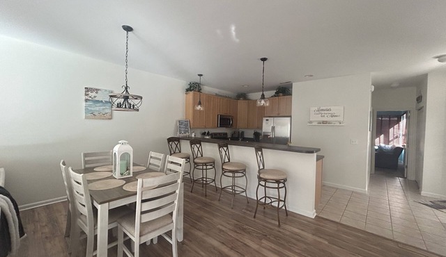 ‘Dockside Retreat’ 3bd Townhome walking distance to the pool &3mil to the beach