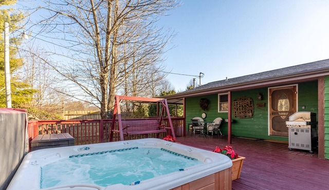 Docs Cabin - private home with hot tub, foosball near Beech in Elk Park