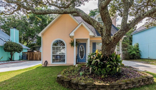 Dog-friendly home with porch near the beach & Blue Angels - snowbirds welcome