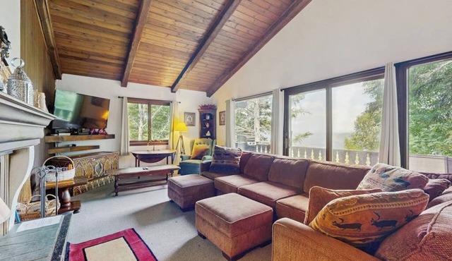 Dog-friendly home with stunning views & balcony, near Cannon Mountain