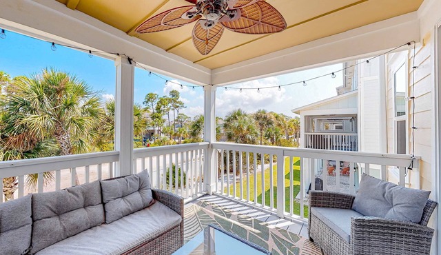 Dog-friendly townhouse with private beach, hot tub, pool, tennis, golf, gym, AC