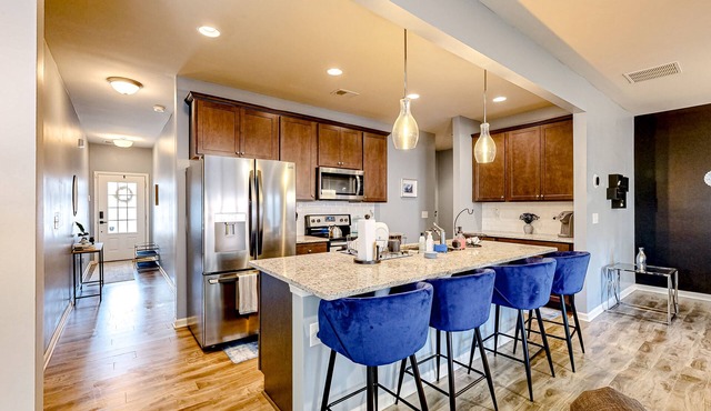 Dog-friendly townhouse near downtown with full kitchen, streaming, washer/dryer