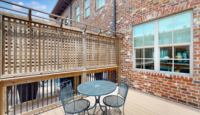 Dog-friendly townhouse with modern kitchen, balcony, garden tub, & central AC