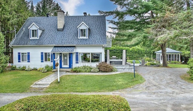Domaine Ormes| Hot Tub| Pool Table in Saint-Jean-de-Matha
