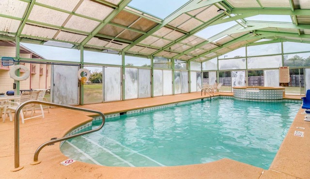 Double Bed Room near Go Fish Education Center | Free Breakfast & Onsite Parking