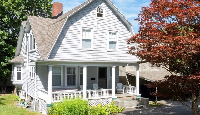 Downtown Bar Harbor - 3 BD/2 BA - Big Porch and Yard, Steps from Village Green