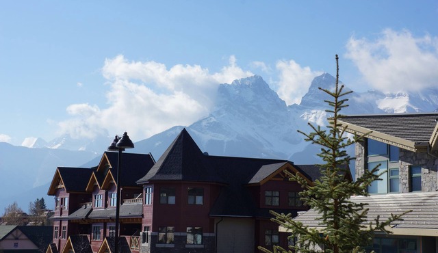 Downtown Canmore Vacation Retreat with Roof-top Hot Tub in Canmore