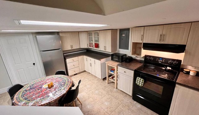 Downtown-Jackson Park private Budget Friendly Room in Windsor