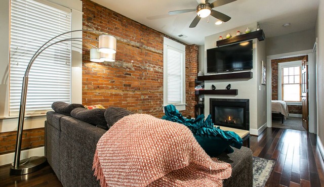 Drake House: City View (Private Hot Tub) in Dubuque