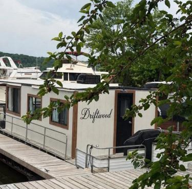 Driftwood Cozy Houseboat on the Water for 2 in Savanna