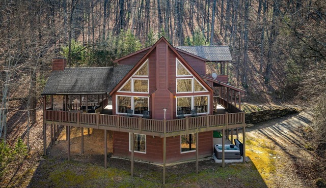 Ellijay Cabin- Hot Tub, Views, Game Room, Outdoor Fireplace, Dog friendly in Ellijay