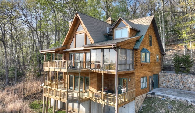 Endless mountain view 5-bedroom cabin with hottub/firepit. Tranquil private