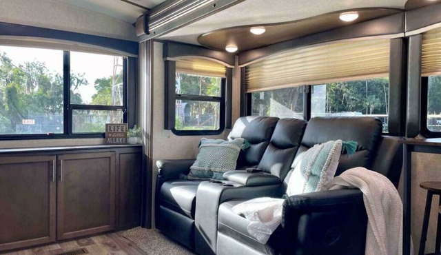 Enjoy A Peaceful Getaway! Close to Daytona Beach's Boar! Pet-Friendly!