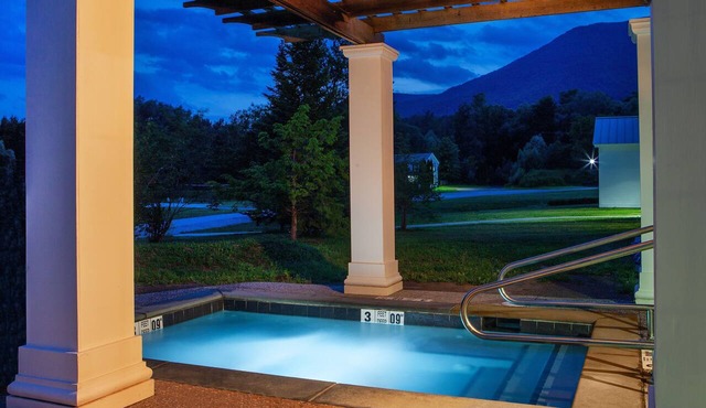 Equinox Getaway | Queen Guest Room w/Sauna & Spa in Manchester