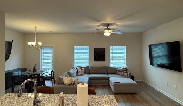 Executive 3BR Townhome, Sleeps 6, Near I-20