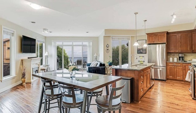 Executive Lakeview Suite, 3 King Bedrooms 2 Baths, 2 Private Patios in West Kelowna