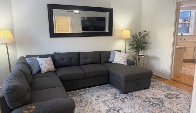 Explore Chicago: Stylish 2BR, 1 Block to El Train & Close to Wrigley in Chicago