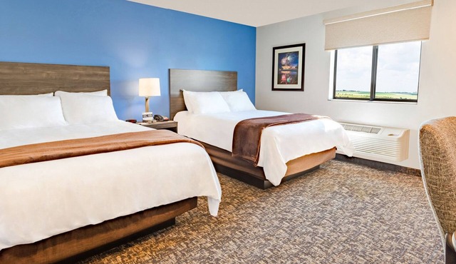 Extended-Stay Comfort w/Recliner and Full Kitchen in Plainfield