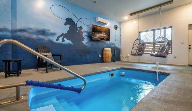 Family Cabin with Fire Pit, Sauna & Mini Golf!